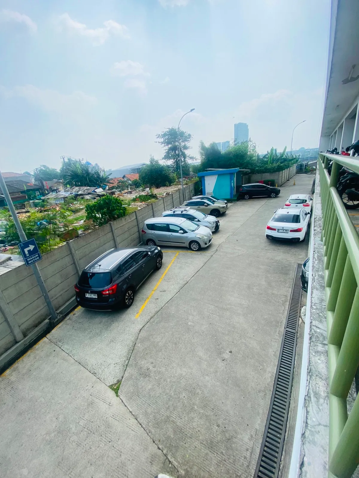 Area parkir mobil terbatas di apartemen Grand Kamala Lagoon Bekasi.