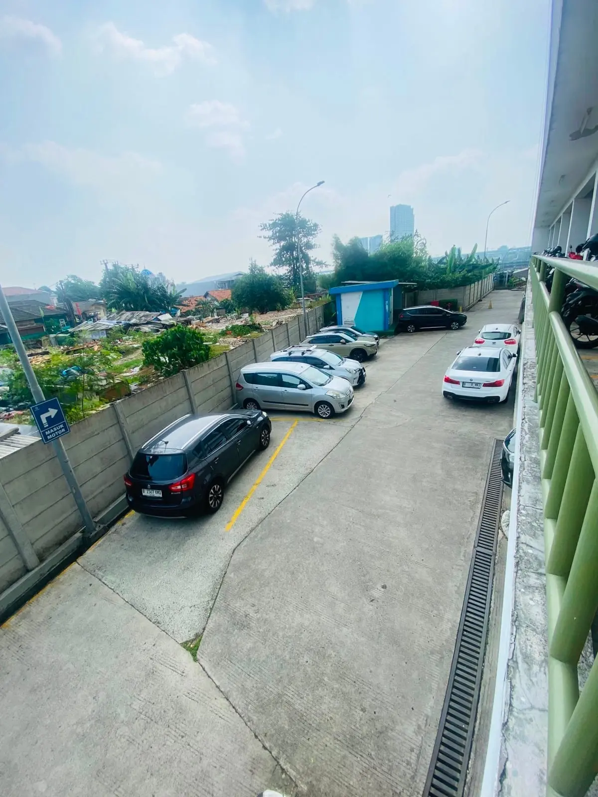 Area parkir mobil terbatas di apartemen Grand Kamala Lagoon Bekasi.