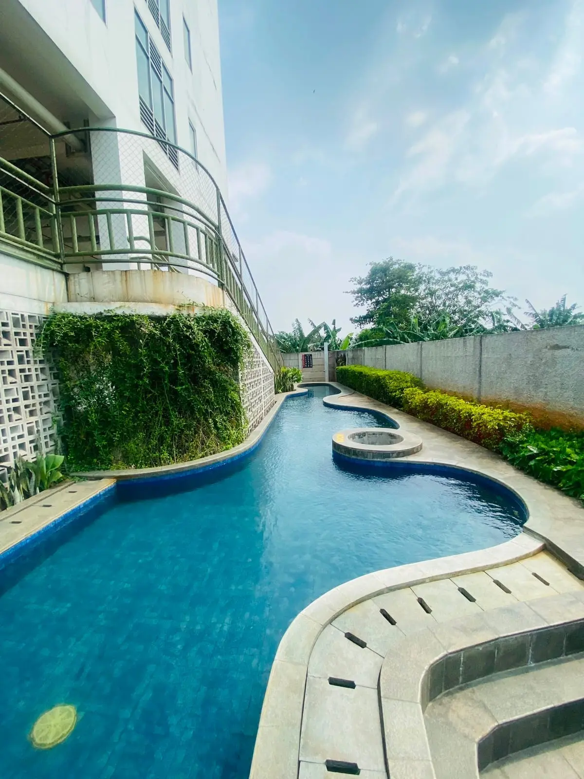 Kolam renang anak di area apartemen Grand Kamala Lagoon Bekasi.