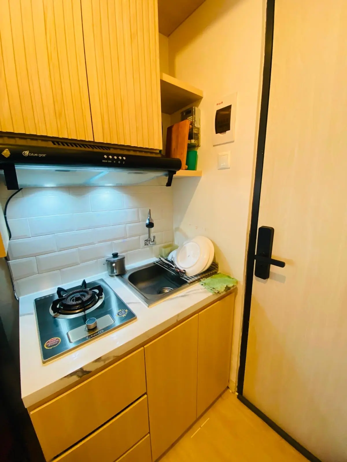 Kitchen set lengkap untuk sewa apartemen studio Bekasi.