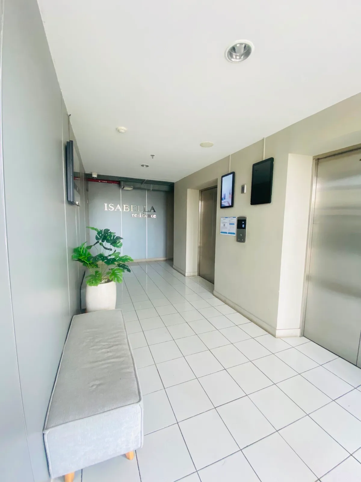 Lobby dan akses lift di Grand Kamala Lagoon Tower Isabella Bekasi.