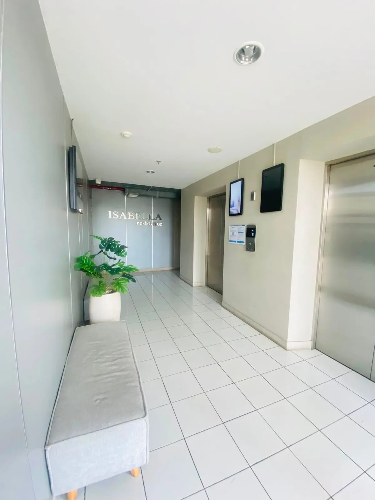 Lobby dan akses lift di Grand Kamala Lagoon Tower Isabella Bekasi.