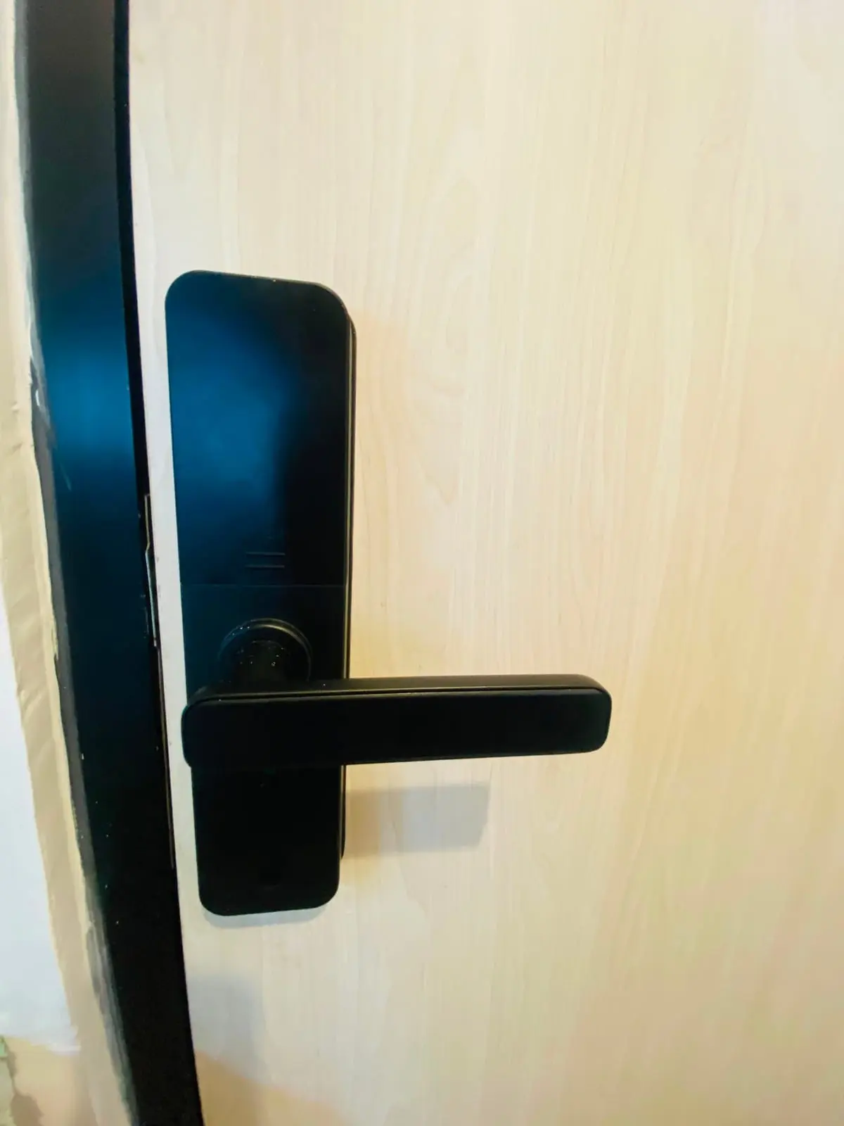 Smart door lock PIN access di kamar tipe studio Grand Kamala Lagoon.