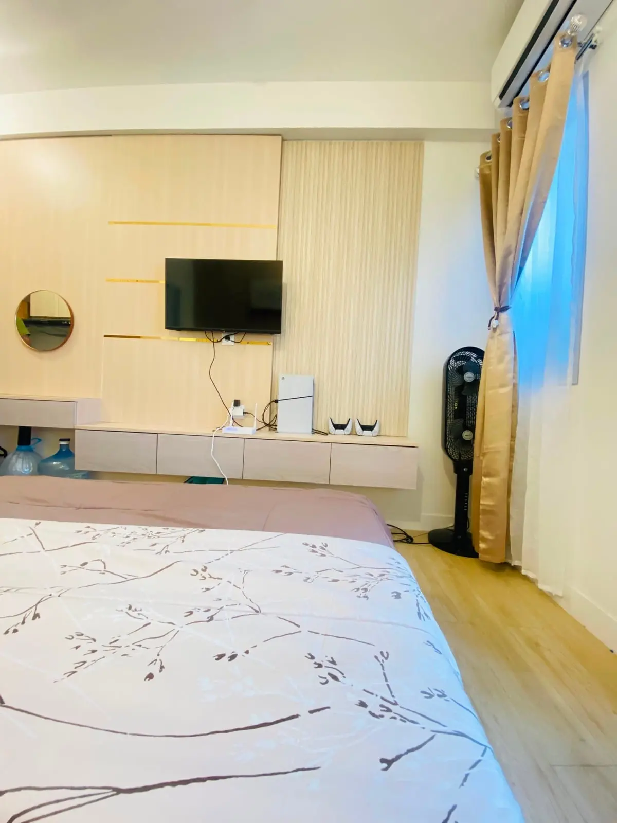 Smart TV dan AC di kamar tipe studio Grand Kamala Lagoon Bekasi.