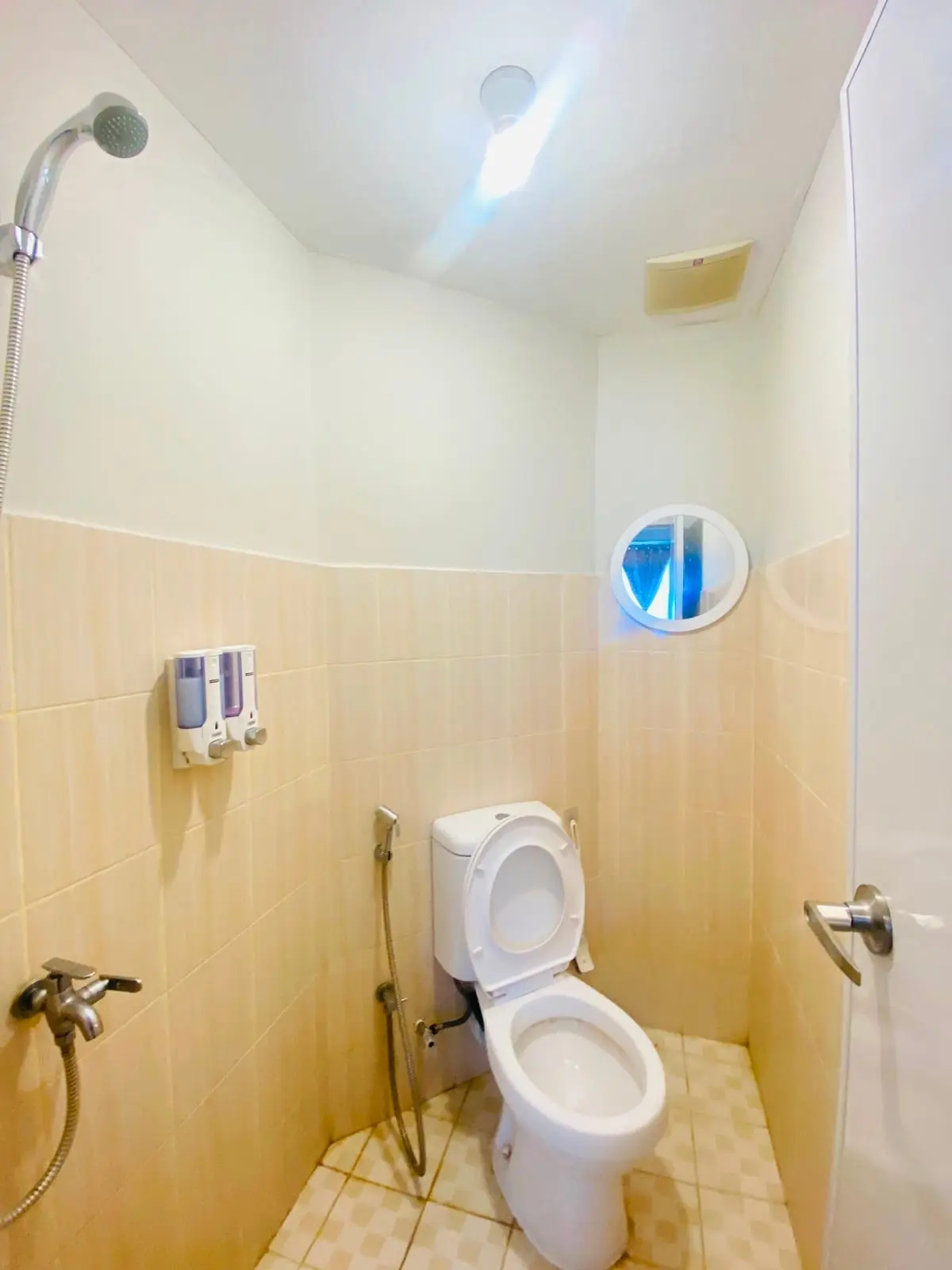Kamar mandi dalam di kamar tipe studio Grand Kamala Lagoon Tower Isabella.